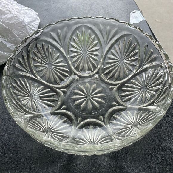 Pressed glass serving bowl - Picture 1 of 3